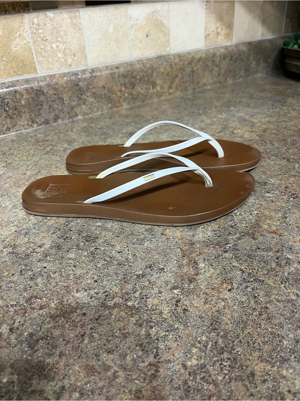 REEF Cushion Slim Flip Flops White Tan Brown Women’s Sandals Beach size 8